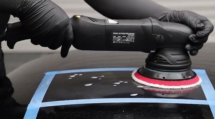 máy đánh bóng cầm tay 3M đang hoạt động