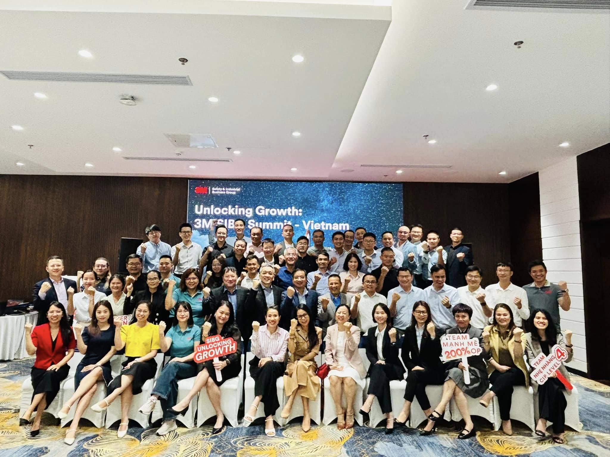 Ảnh chụp lưu niệm các nhà phân phối của 3M